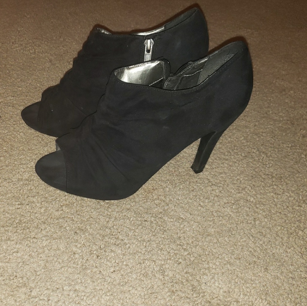 Women black booties